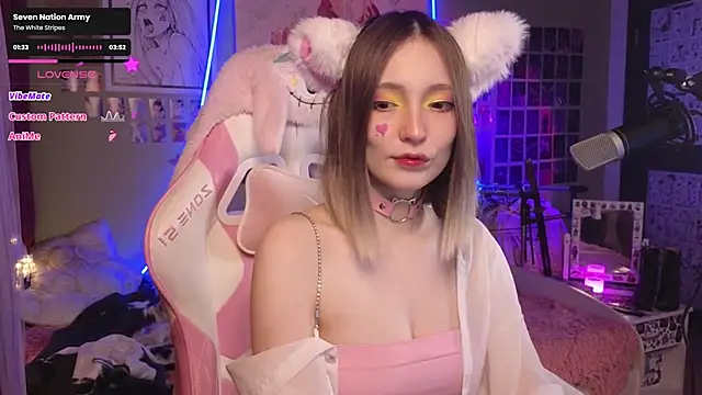 Snapshot of Evie_Ro chatting on November 2025 10:09:02 PM Evie Ro online show from November 2025 10:09:02 PM