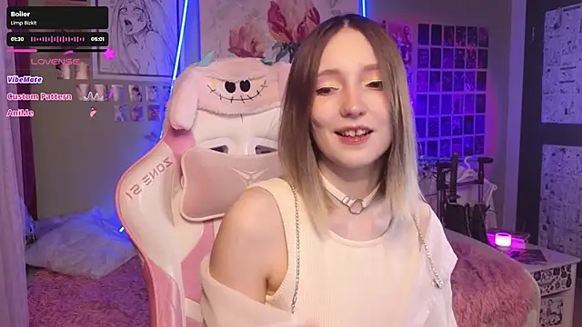 Snapshot of Evie_Ro chatting on November 2025 09:18:01 PM Evie Ro online show from November 2025 09:18:01 PM