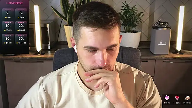 Snapshot of Sweeet__boy chatting on February 2025 06:43:01 AM Sweeet boy online show from February 2025 06:43:01 AM