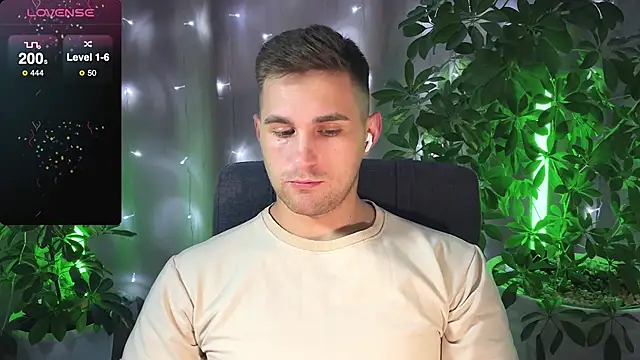 Snapshot of Sweeet__boy chatting on February 2025 08:21:01 PM Sweeet boy online show from February 2025 08:21:01 PM