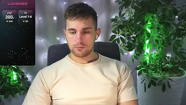 Snapshot of Sweeet__boy chatting on February 2025 08:43:02 PM Sweeet boy online show from February 2025 08:43:02 PM