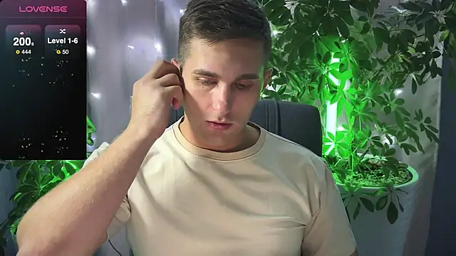 Snapshot of Sweeet__boy chatting on February 2025 07:58:02 PM Sweeet boy online show from February 2025 07:58:02 PM