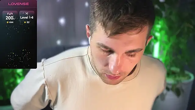 Snapshot of Sweeet__boy chatting on February 2025 08:19:02 PM Sweeet boy online show from February 2025 08:19:02 PM