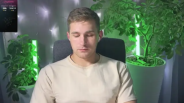 Snapshot of Sweeet__boy chatting on March 2025 10:19:02 PM Sweeet boy online show from March 2025 10:19:02 PM