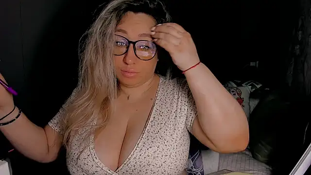 Snapshot of CumOnMy_Tits chatting on April 2026 01:14:02 AM CumOnMy Tits online show from April 2026 01:14:02 AM