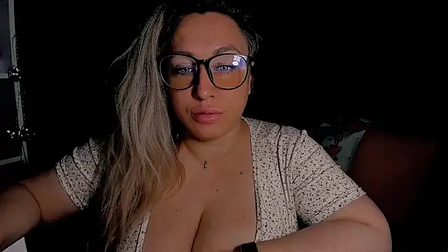 Snapshot of CumOnMy_Tits chatting on April 2026 01:21:02 AM CumOnMy Tits online show from April 2026 01:21:02 AM