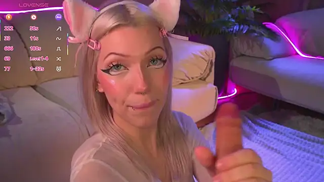 Snapshot of Wildneck chatting on October 2025 06:31:02 PM Wildneck online show from October 2025 06:31:02 PM